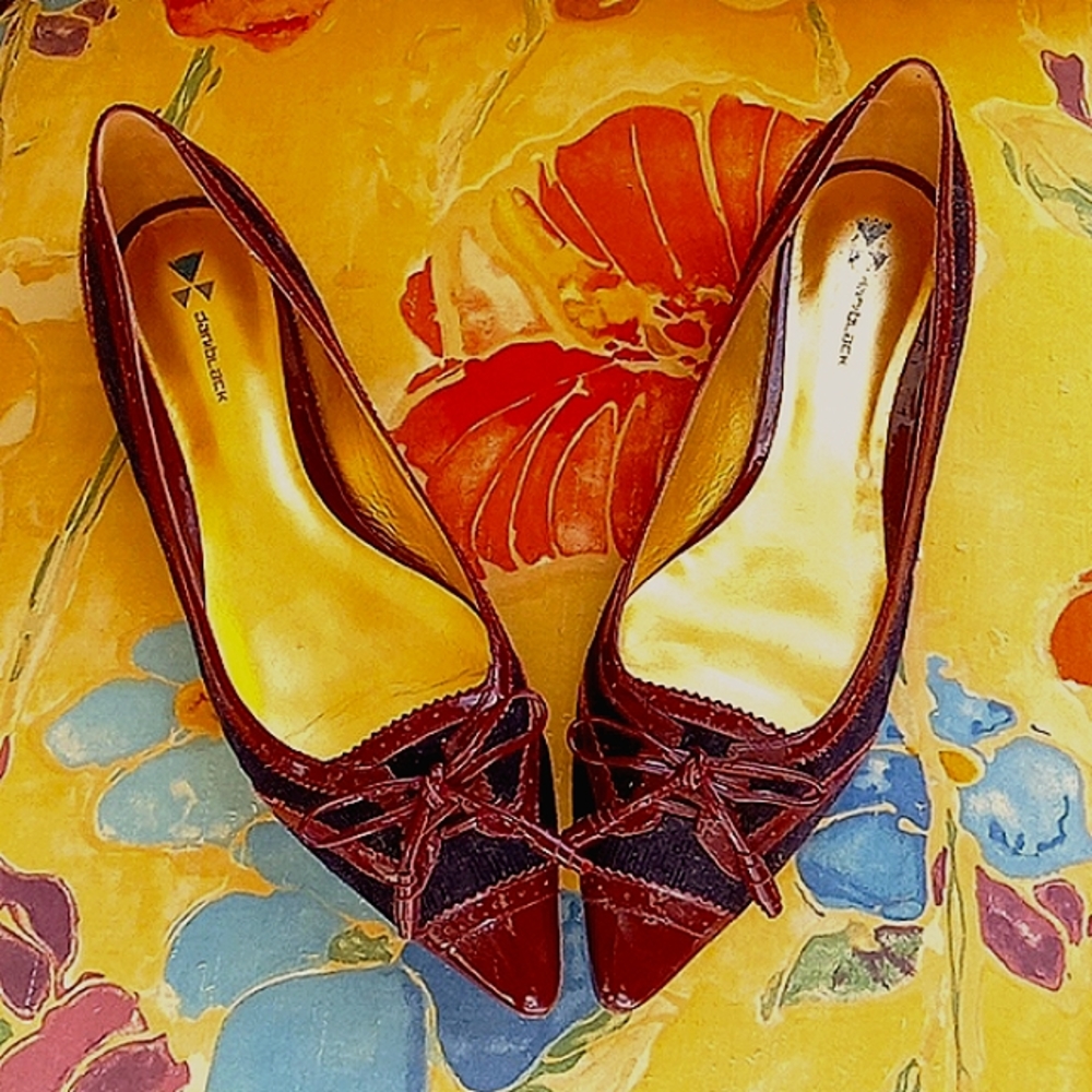 Dani Black Flats. Black w/ Burdundy Detailing. Worn Once. 10M